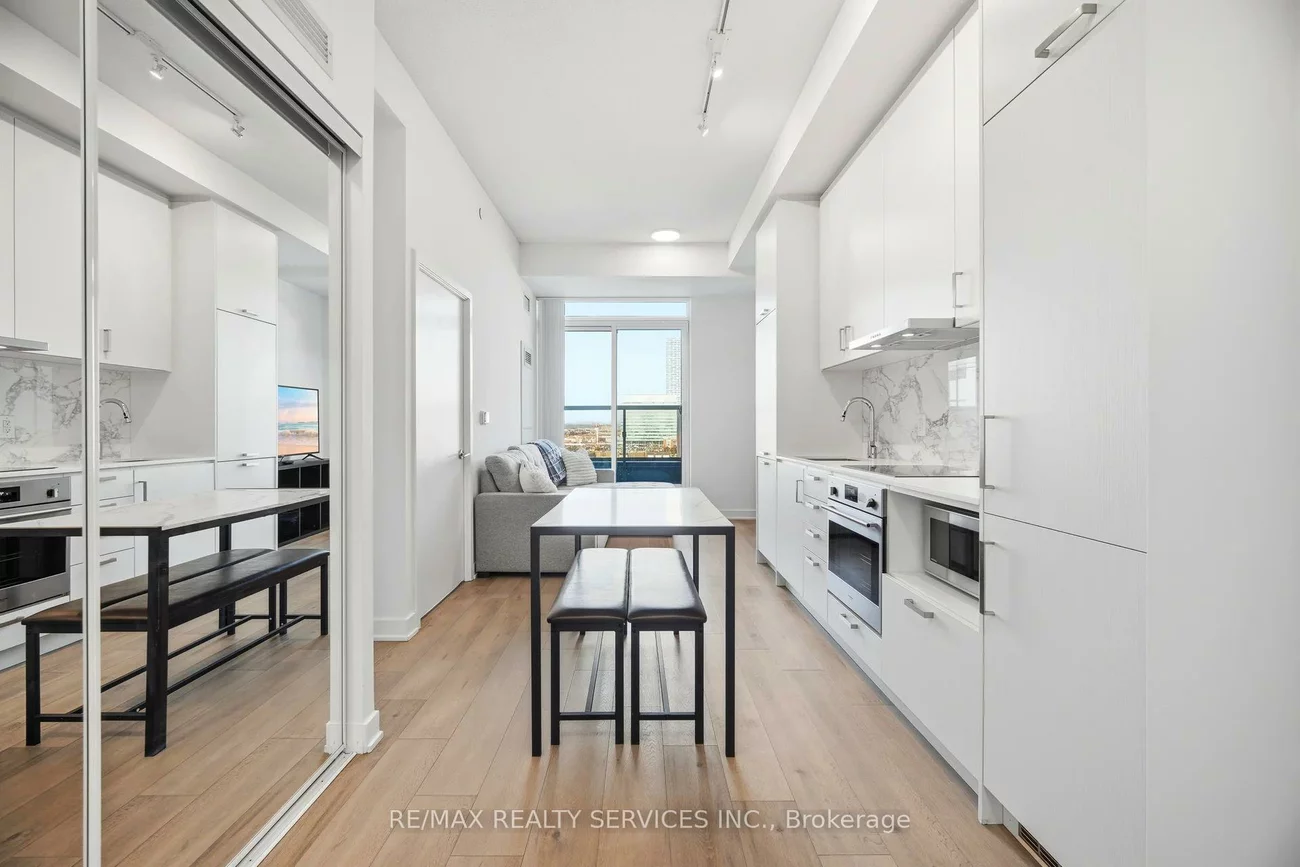 60, Honeycrisp, Vaughan Corporate Centre, Vaughan