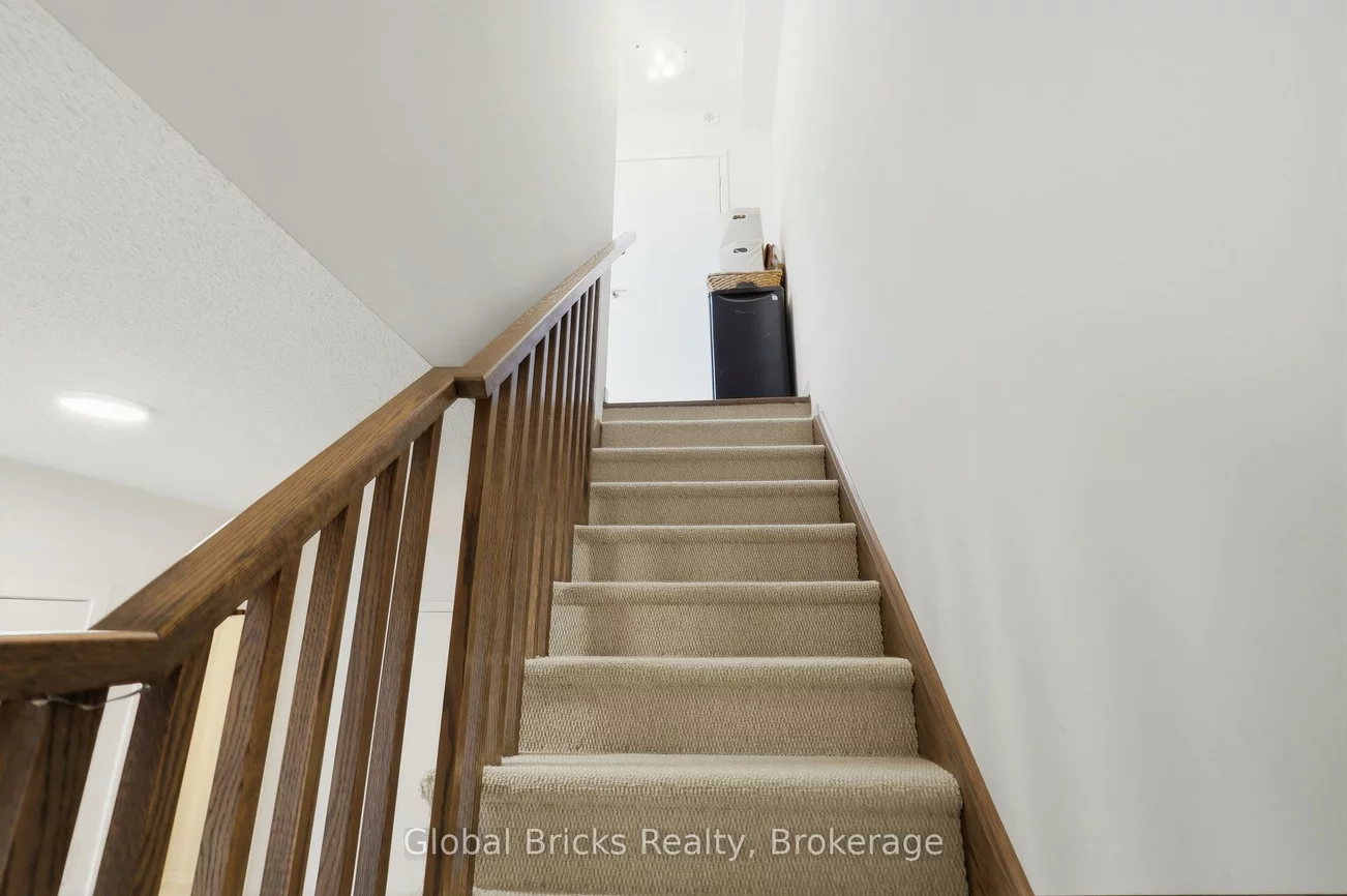 131, Honeycrisp, Vaughan Corporate Centre, Vaughan