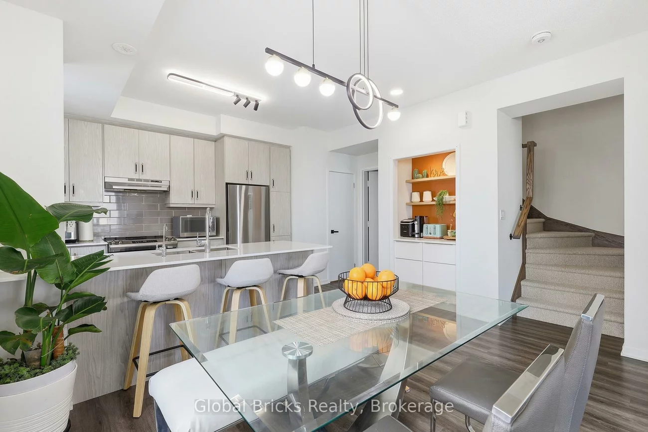 131, Honeycrisp, Vaughan Corporate Centre, Vaughan