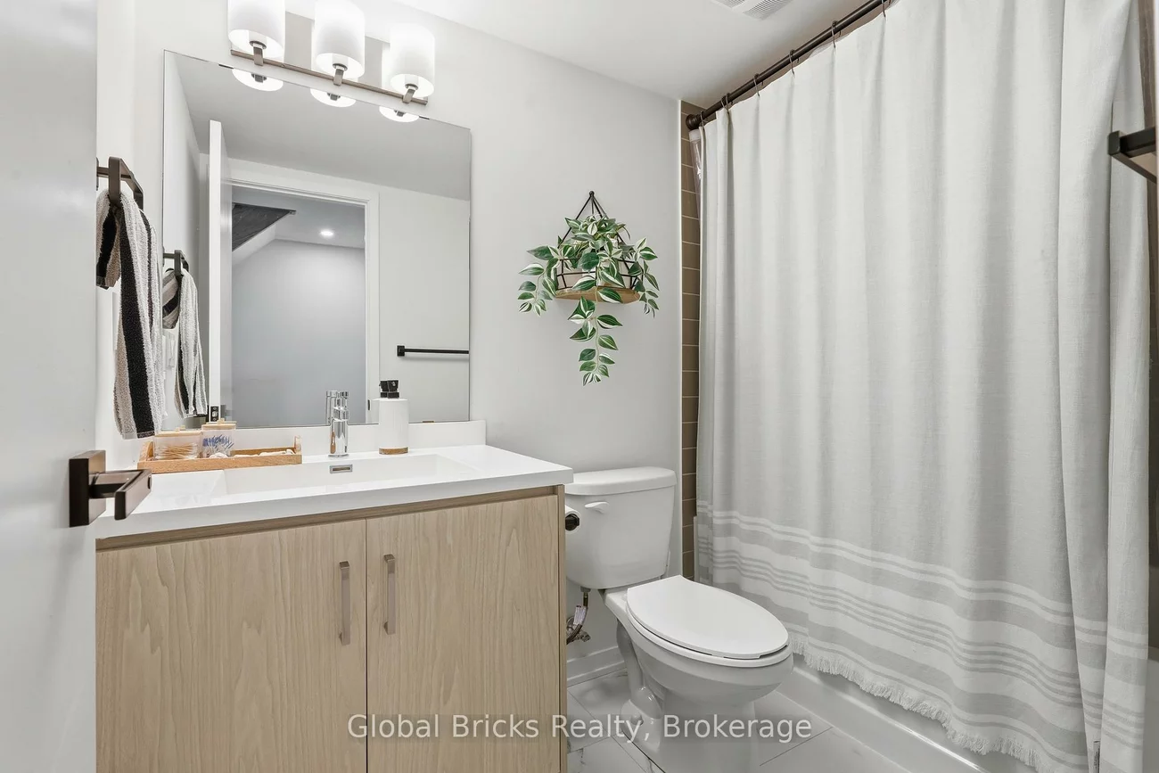 131, Honeycrisp, Vaughan Corporate Centre, Vaughan