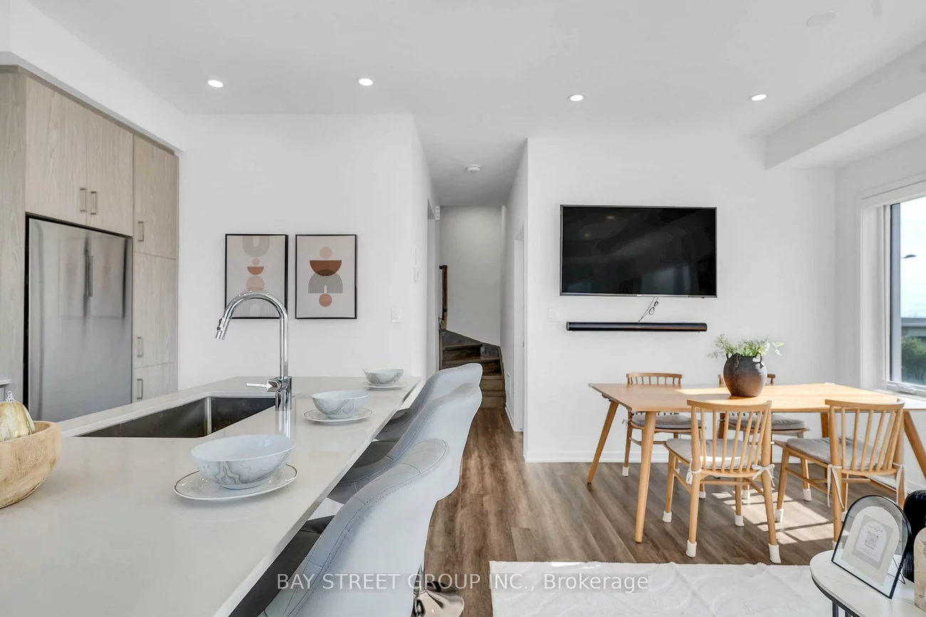 150, Honeycrisp, Vaughan Corporate Centre, Vaughan