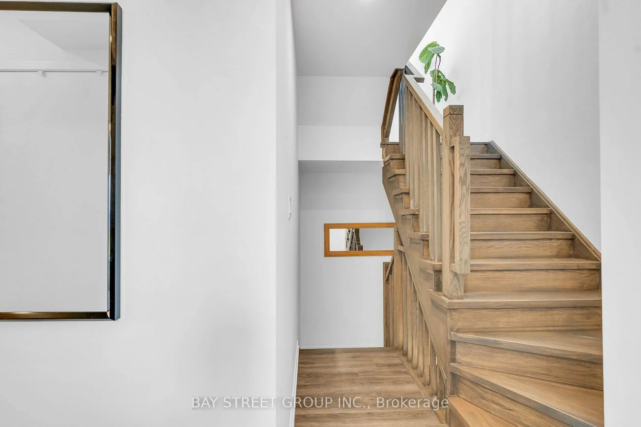 150, Honeycrisp, Vaughan Corporate Centre, Vaughan