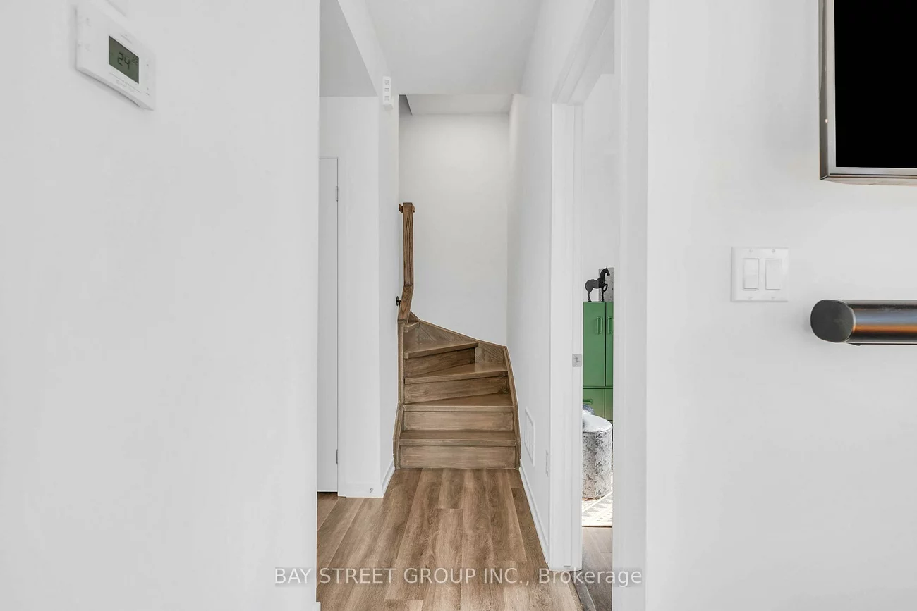 150, Honeycrisp, Vaughan Corporate Centre, Vaughan