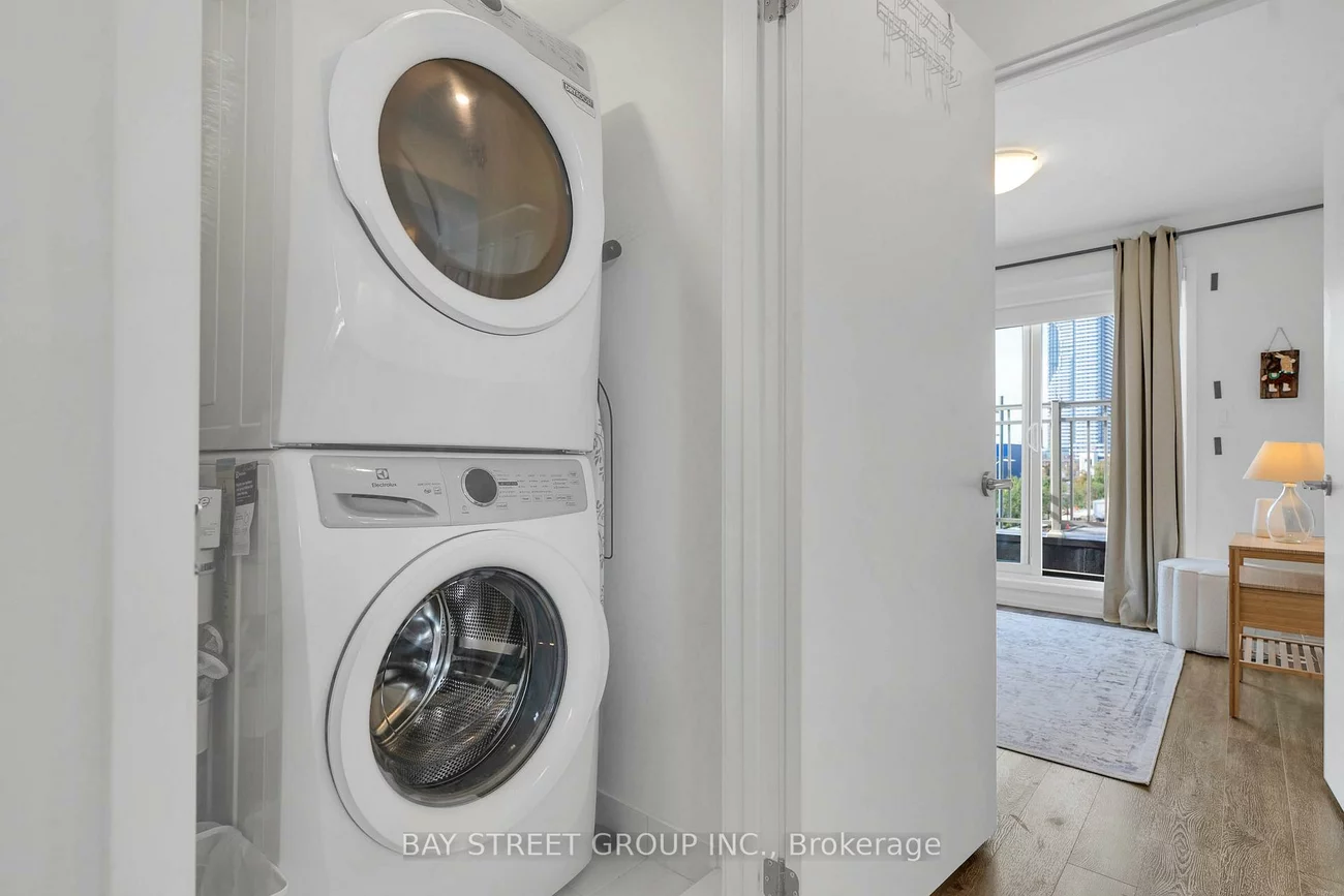 150, Honeycrisp, Vaughan Corporate Centre, Vaughan