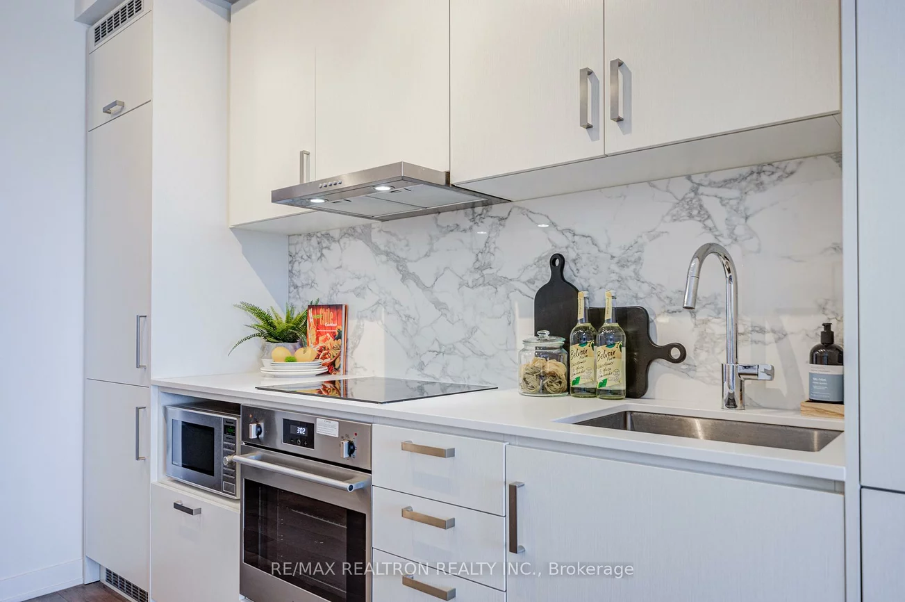 60, Honeycrisp, Vaughan Corporate Centre, Vaughan