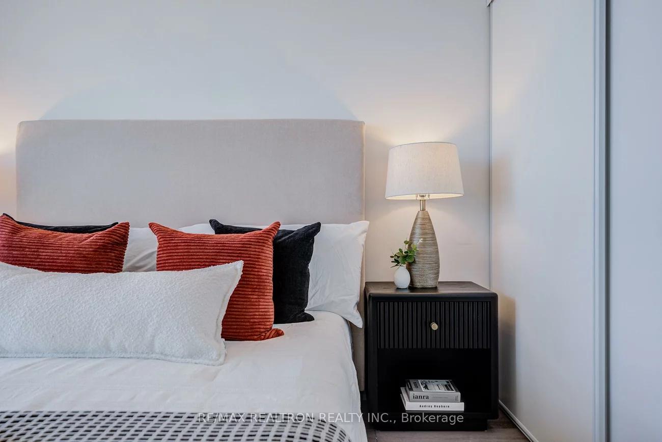 60, Honeycrisp, Vaughan Corporate Centre, Vaughan