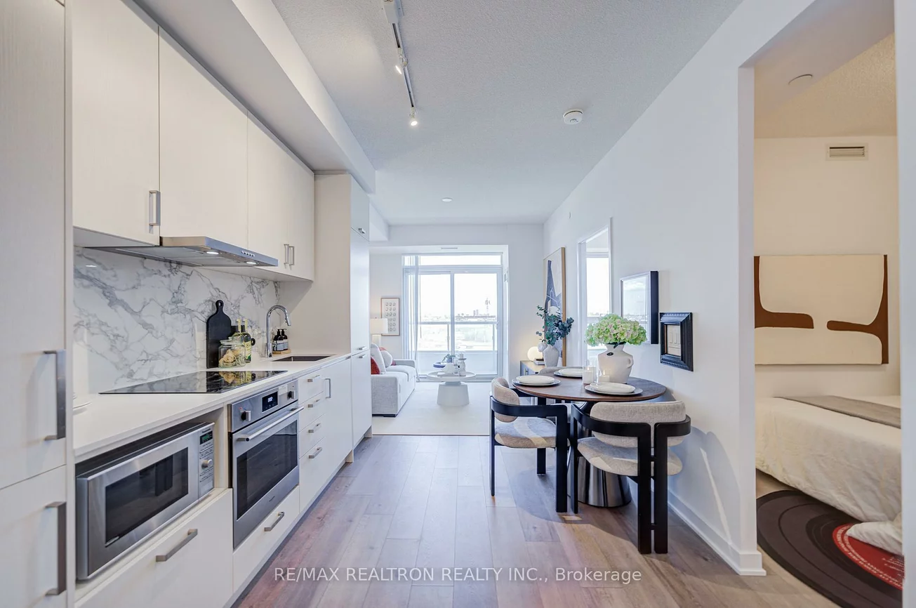 60, Honeycrisp, Vaughan Corporate Centre, Vaughan