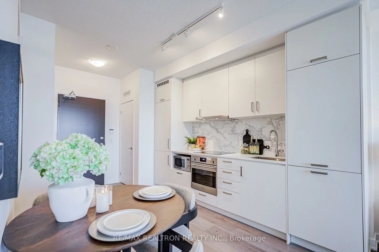 60, Honeycrisp, Vaughan Corporate Centre, Vaughan