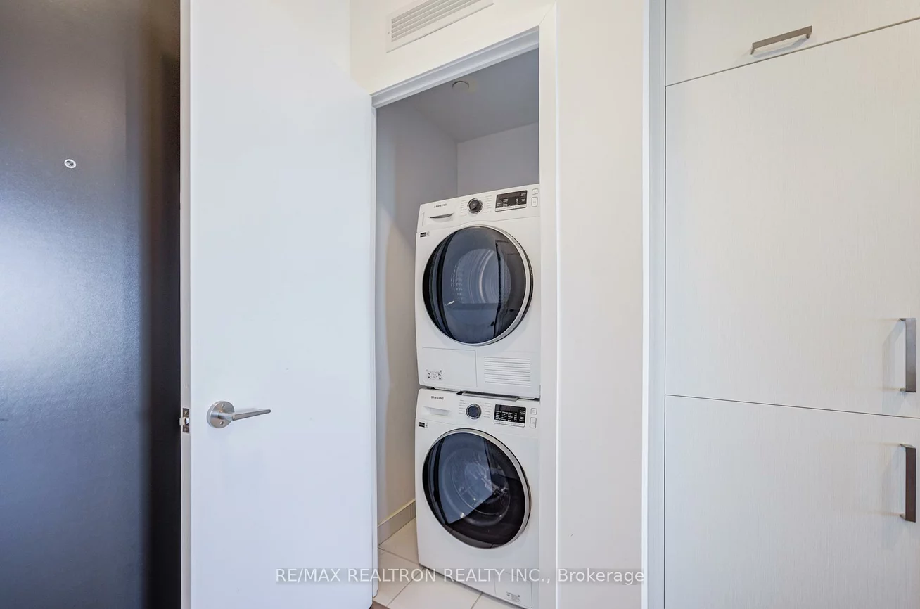 60, Honeycrisp, Vaughan Corporate Centre, Vaughan