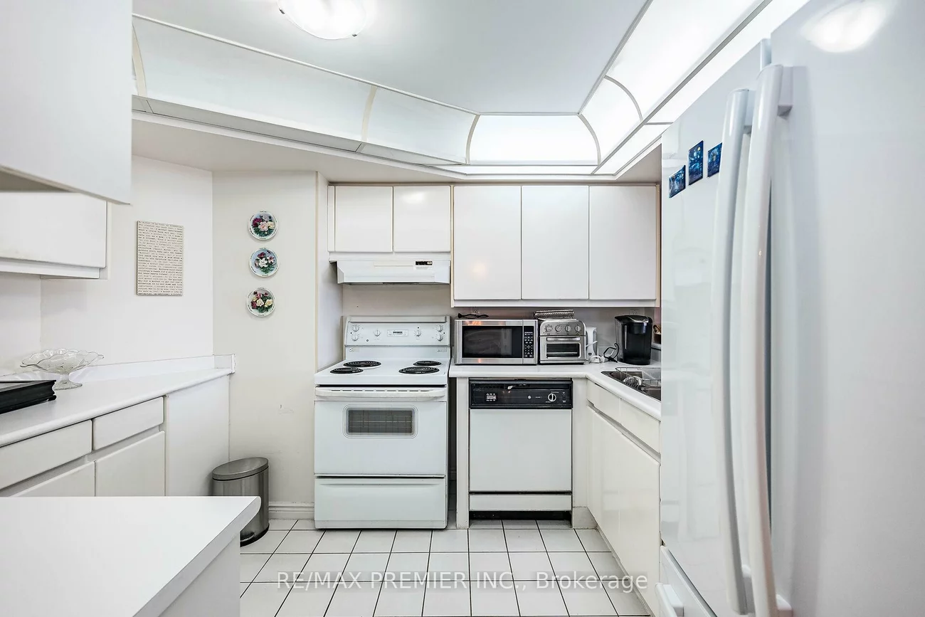7300, Yonge, Crestwood-Springfarm-Yorkhill, Vaughan