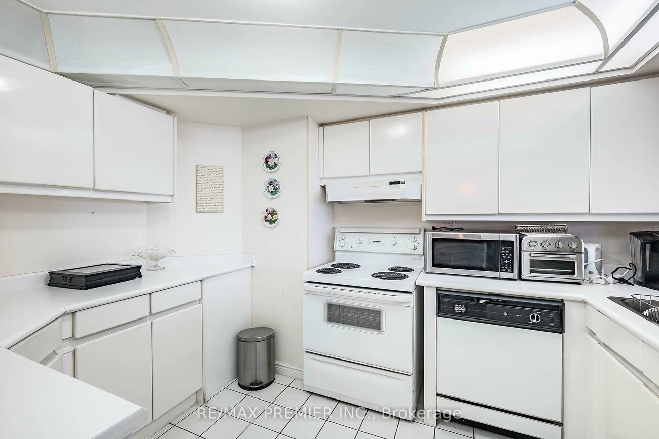 7300, Yonge, Crestwood-Springfarm-Yorkhill, Vaughan