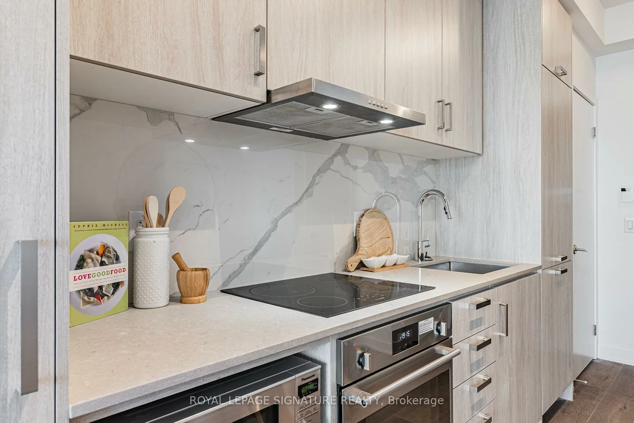 60, Honeycrisp, Vaughan Corporate Centre, Vaughan