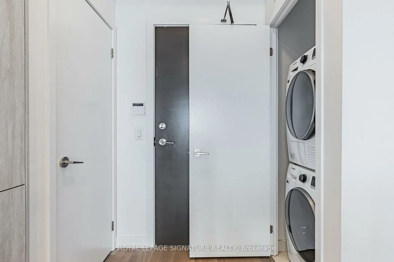 60, Honeycrisp, Vaughan Corporate Centre, Vaughan