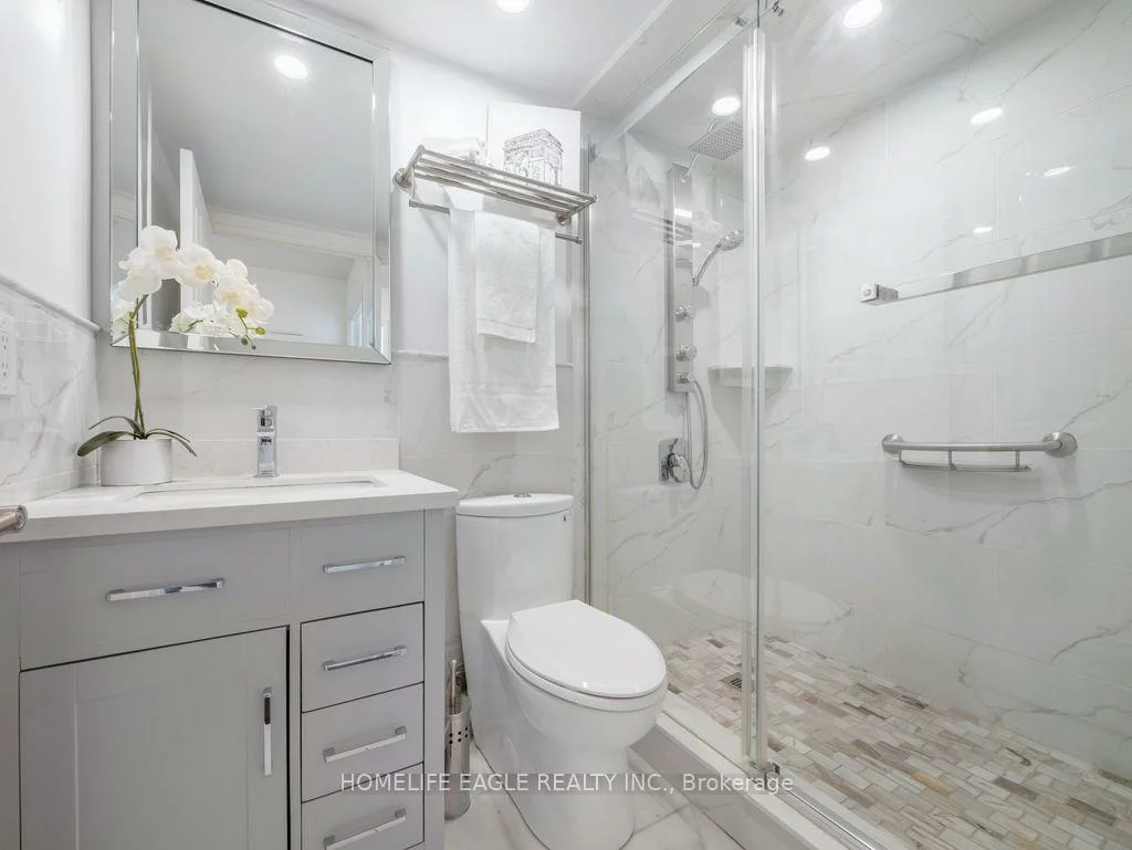 7250, Yonge, Crestwood-Springfarm-Yorkhill, Vaughan