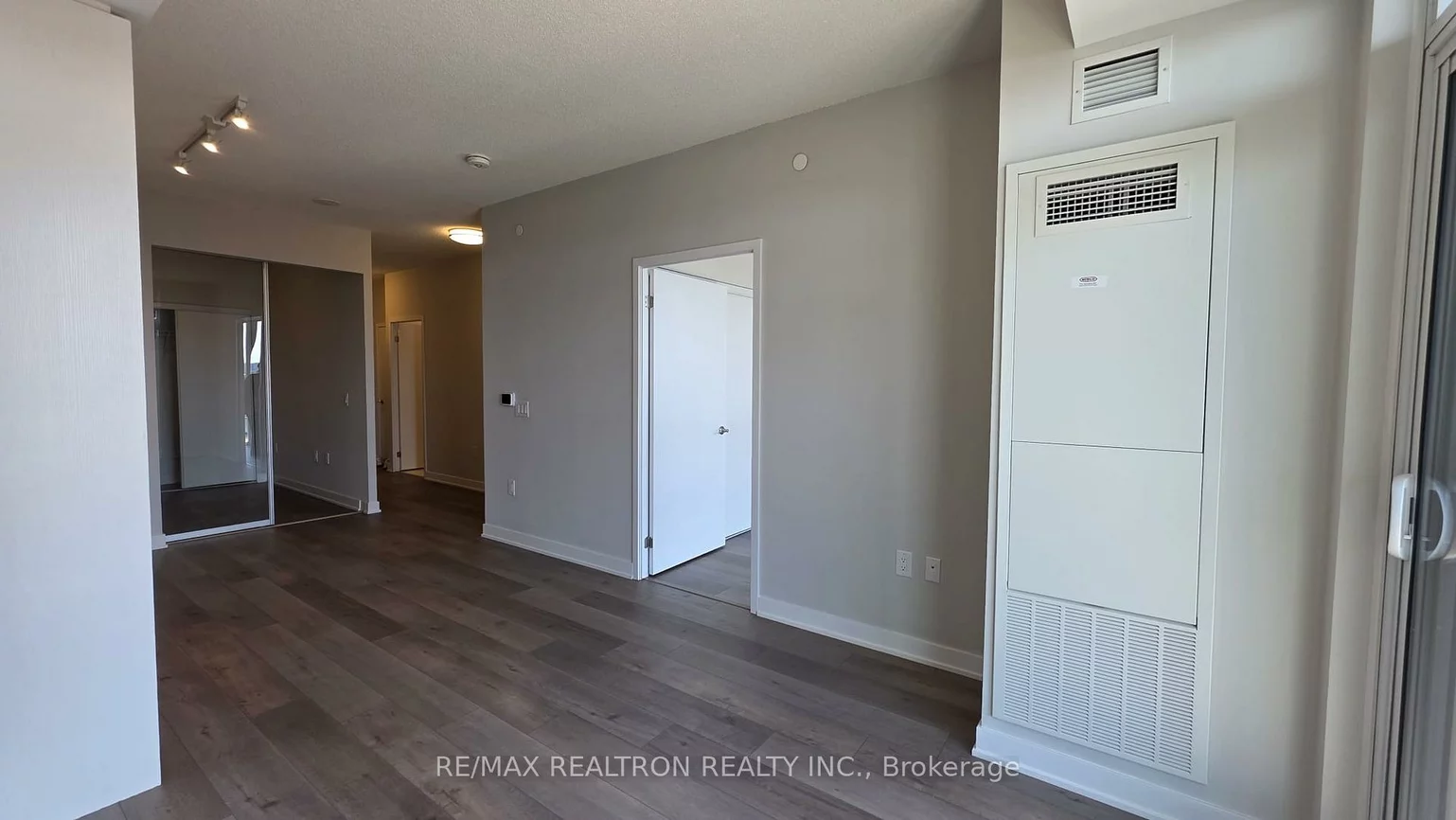 38, Honeycrisp, Vaughan Corporate Centre, Vaughan