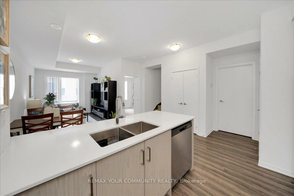 130, HONEYCRISP, Vaughan Corporate Centre, Vaughan