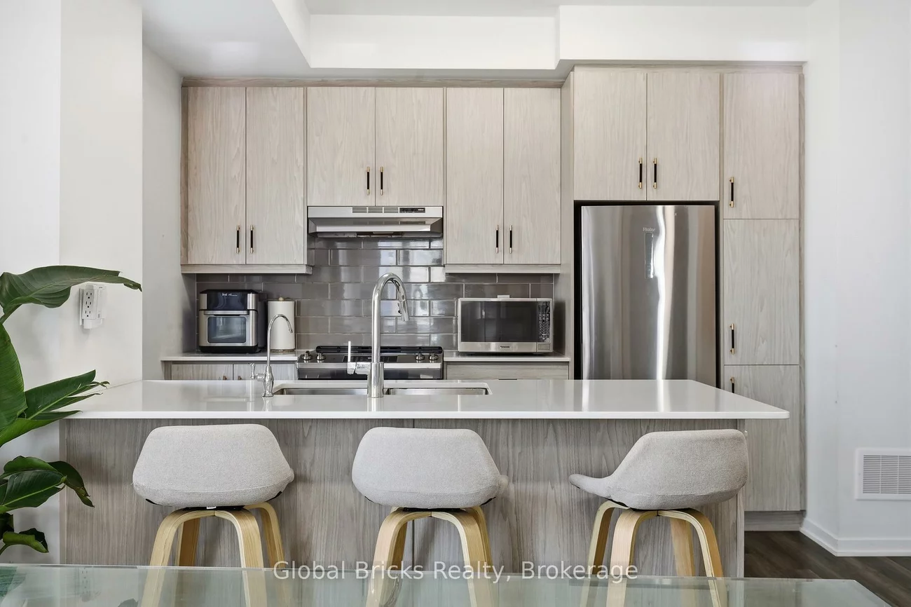 131, Honeycrisp, Vaughan Corporate Centre, Vaughan