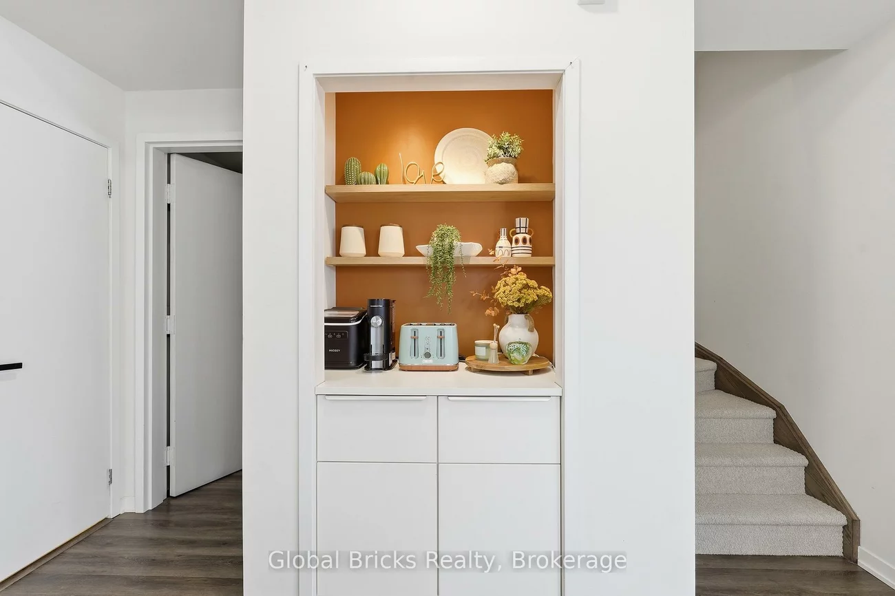 131, Honeycrisp, Vaughan Corporate Centre, Vaughan