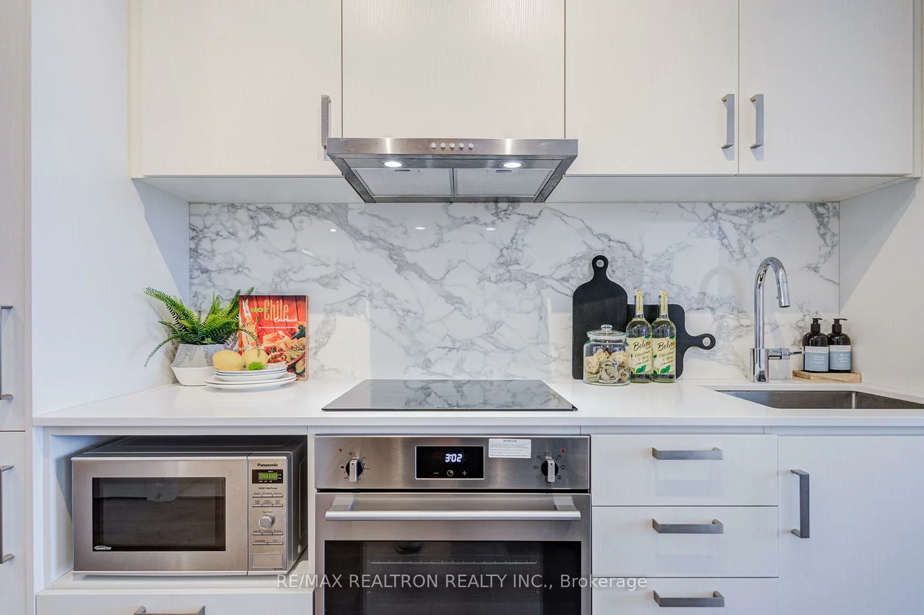 60, Honeycrisp, Vaughan Corporate Centre, Vaughan