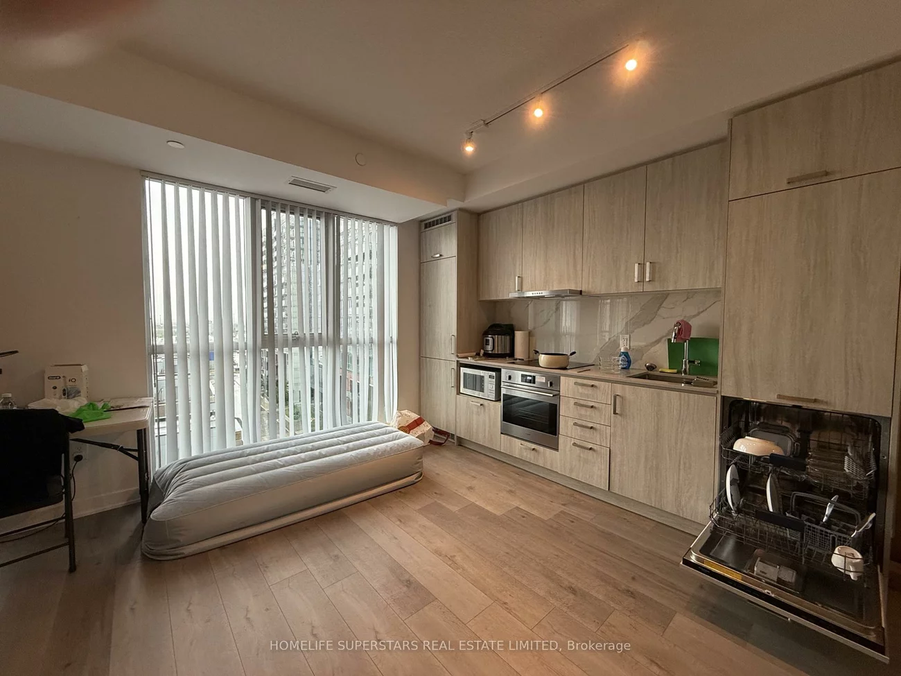 60, Honeycrisp, Vaughan Corporate Centre, Vaughan