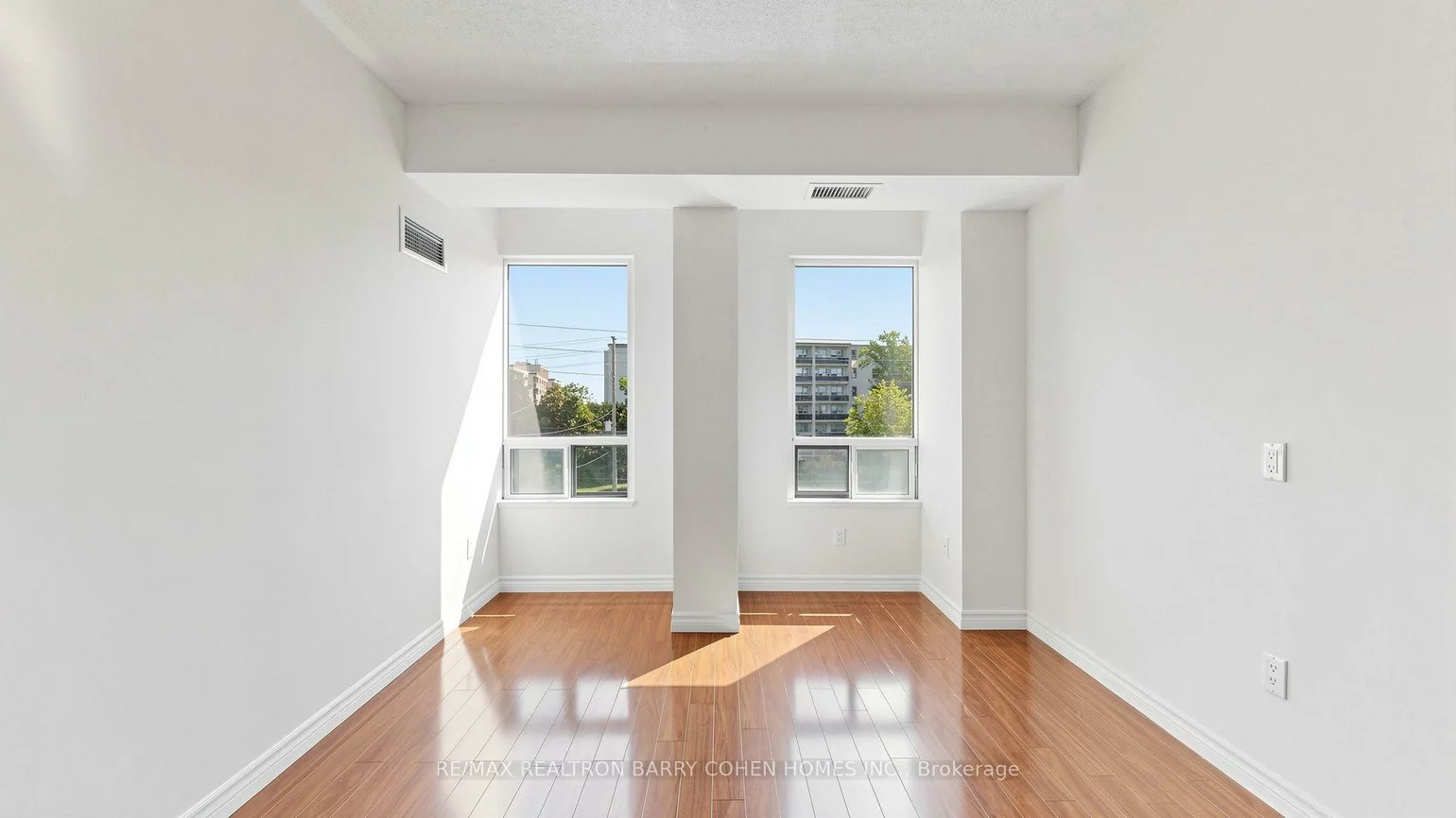 7398, Yonge, Crestwood-Springfarm-Yorkhill, Vaughan