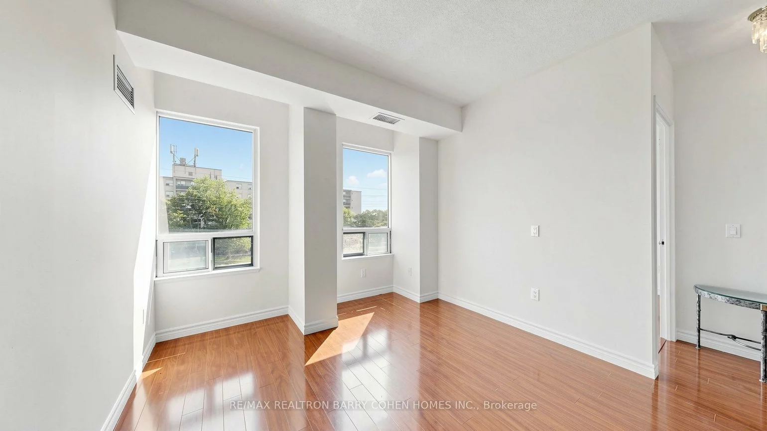 7398, Yonge, Crestwood-Springfarm-Yorkhill, Vaughan