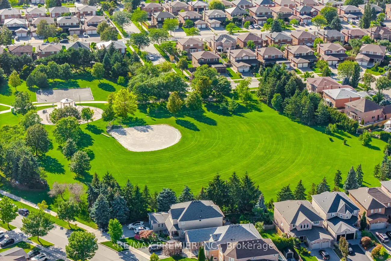 102, Pinedale, East Woodbridge, Vaughan