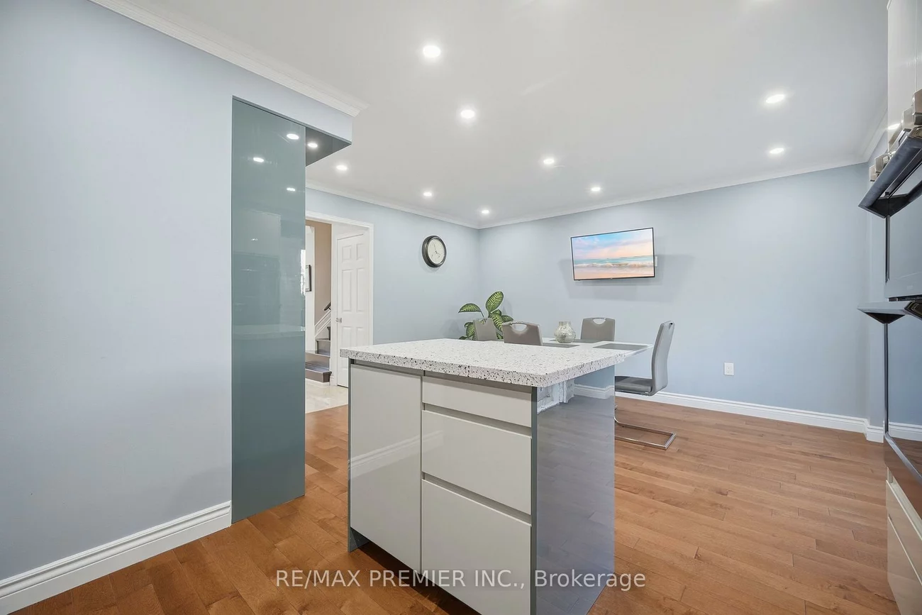 102, Pinedale, East Woodbridge, Vaughan