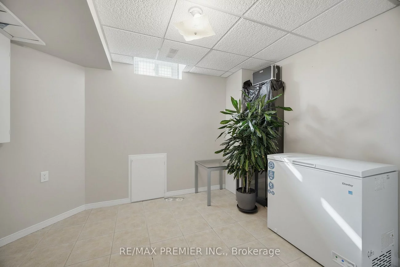 102, Pinedale, East Woodbridge, Vaughan