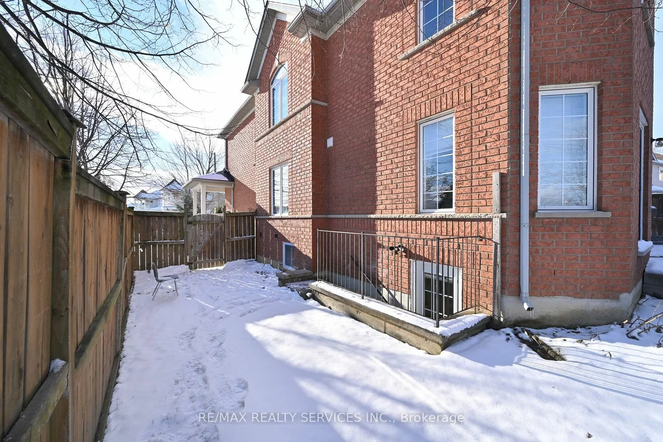 99 Burnt Elm Dr, Brampton