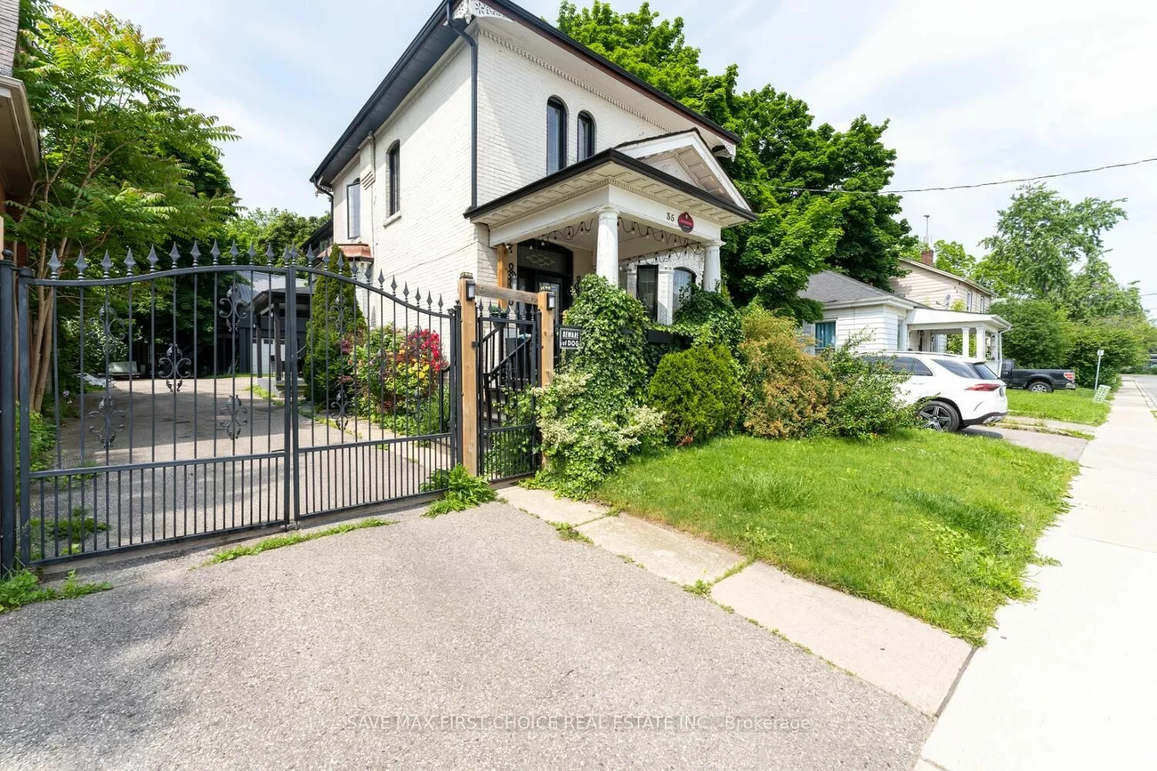 35 Elizabeth St N, Brampton