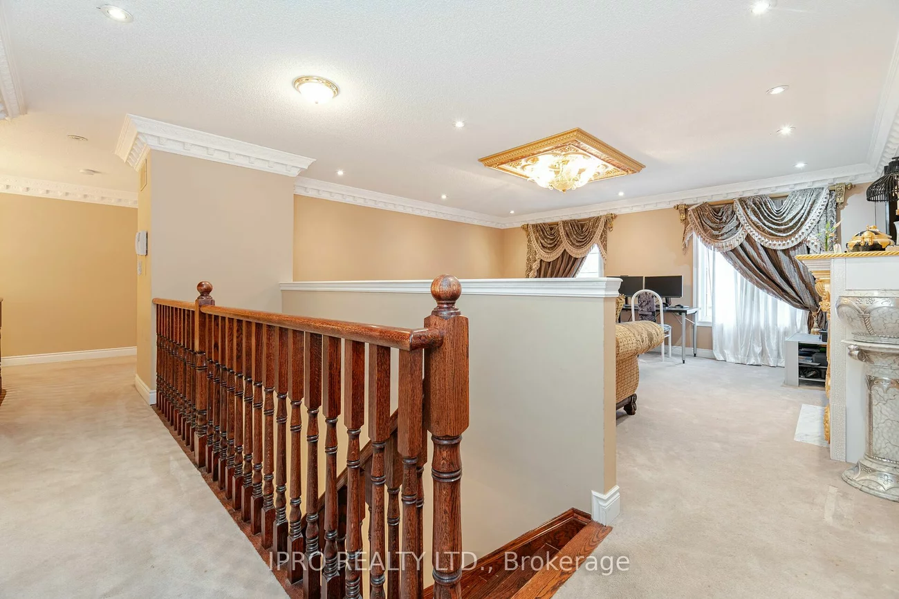 2 Hugo Rd, Brampton