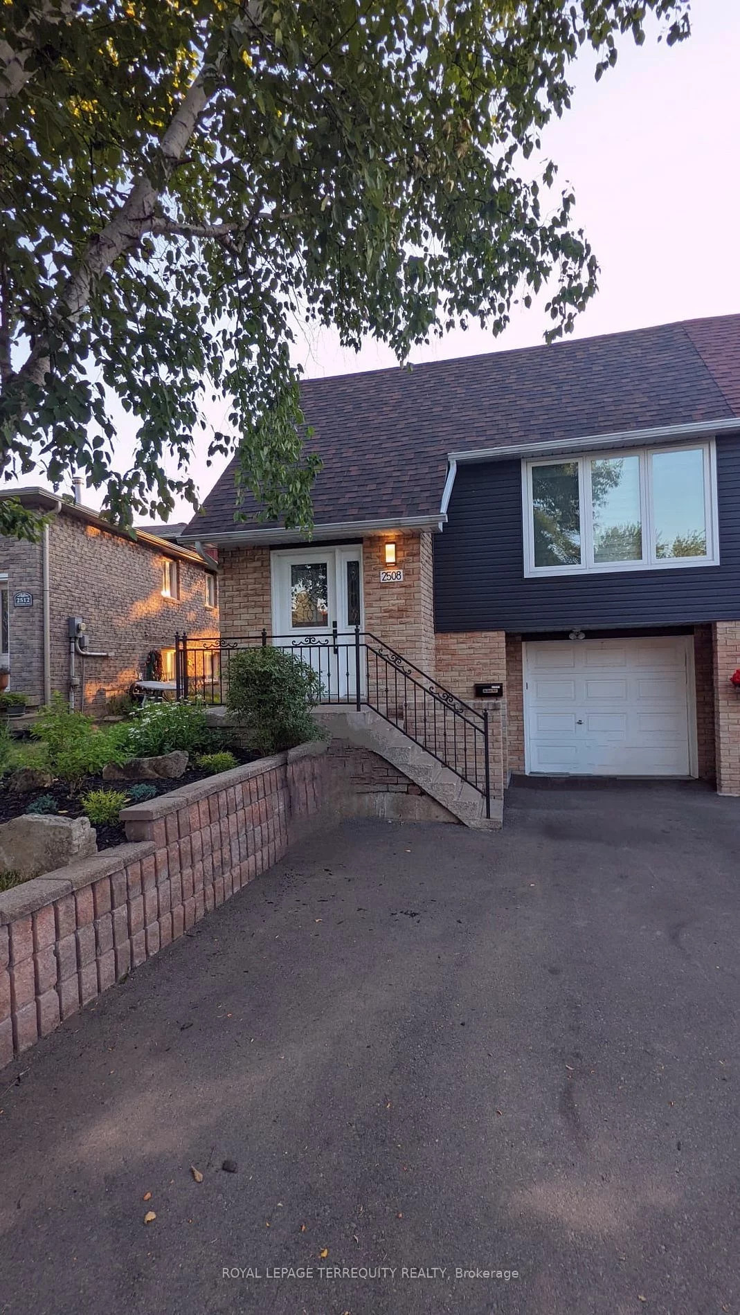 2508 Cobbinshaw Circ, Mississauga