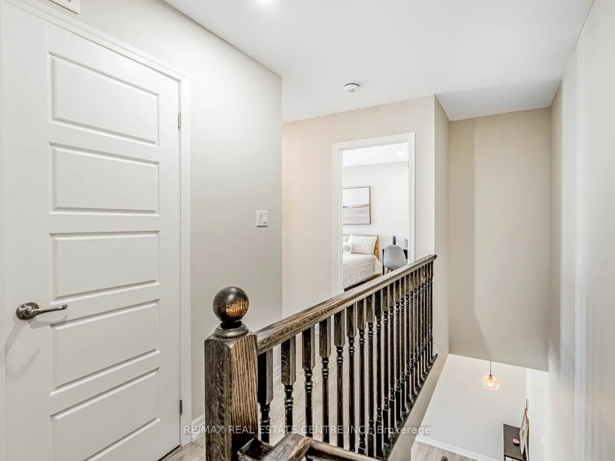 128 Burnhamthorpe Rd E, Oakville