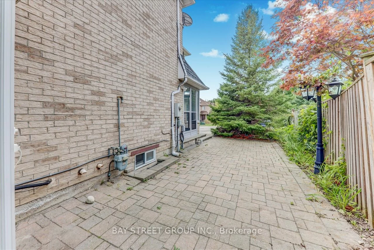 21 Debonair Dr, Richmond Hill