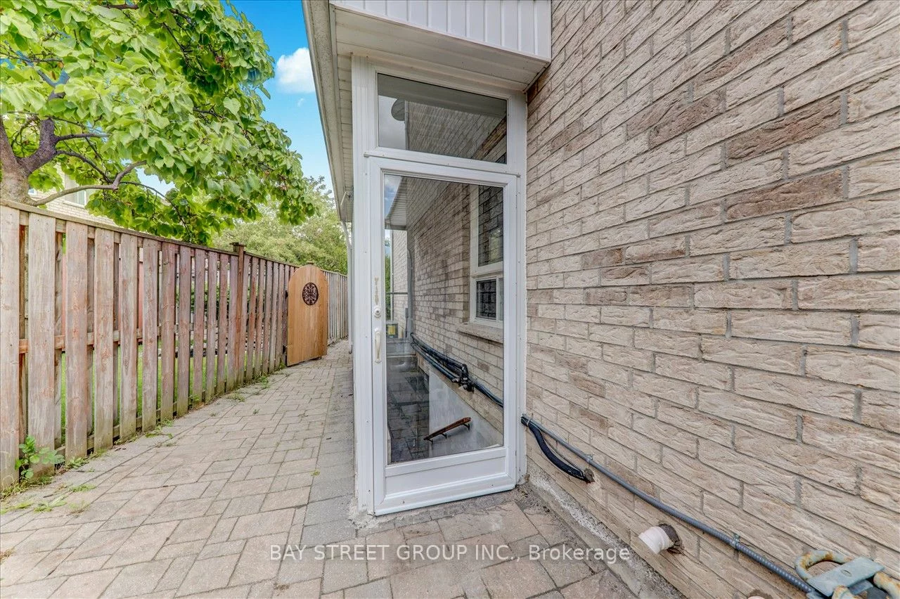 21 Debonair Dr, Richmond Hill