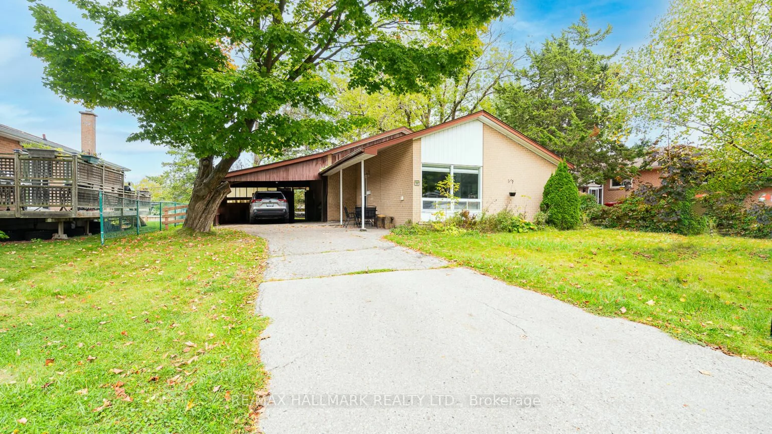 11 Seaton Dr, Aurora