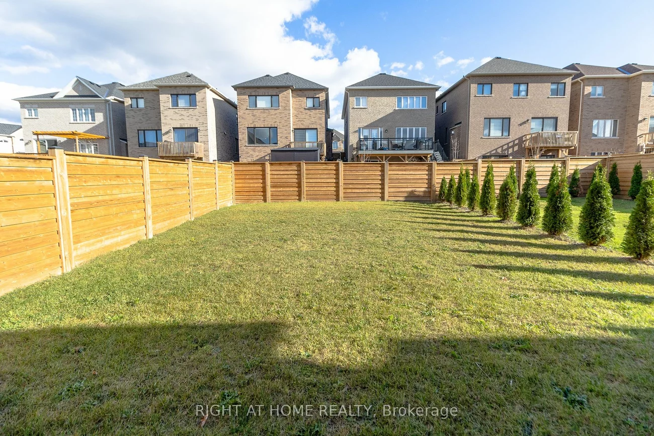 31 Pine Hill Cres, Aurora