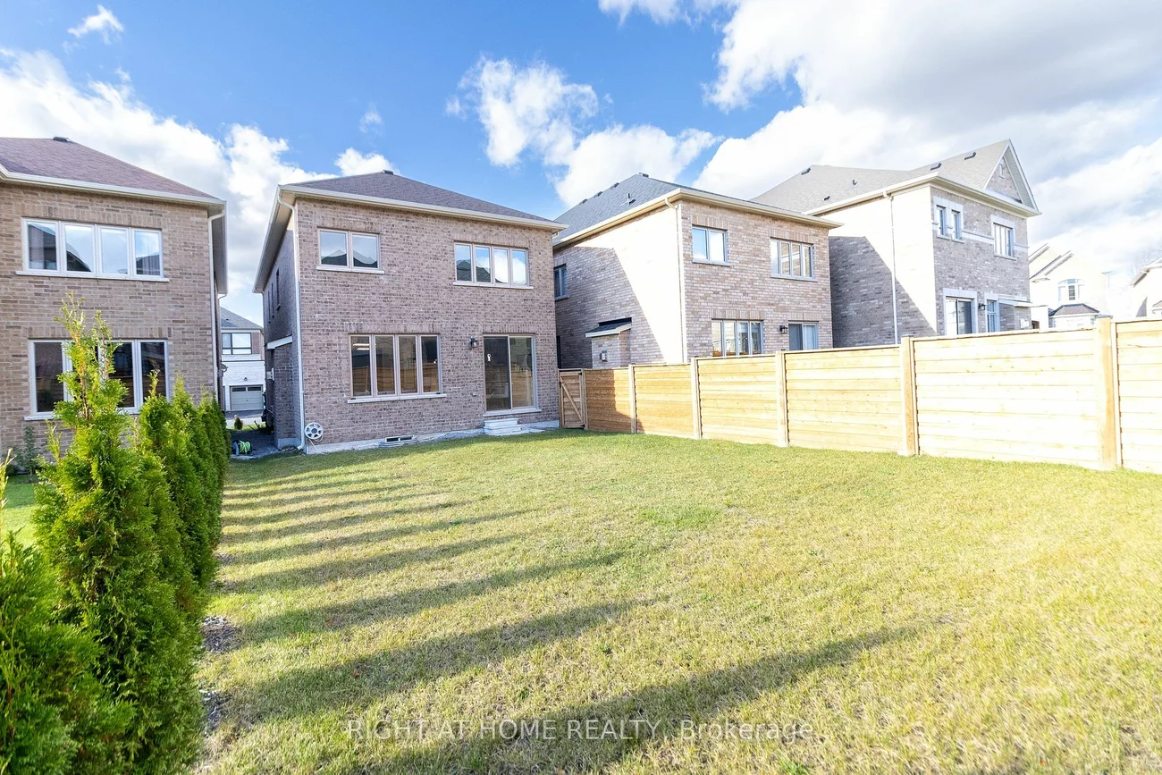 31 Pine Hill Cres, Aurora