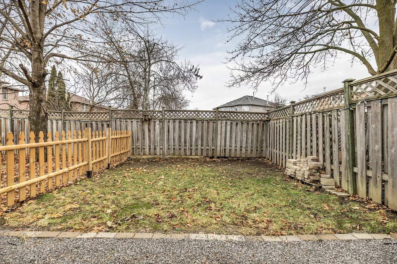 689 Leslie Valley Dr, Newmarket