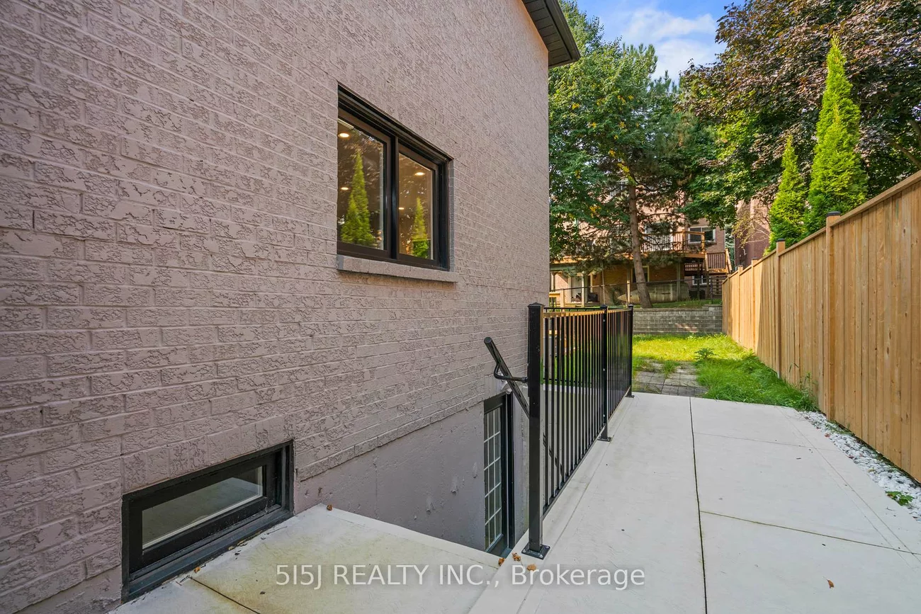 61, Crawford Rose, Aurora Heights, Aurora