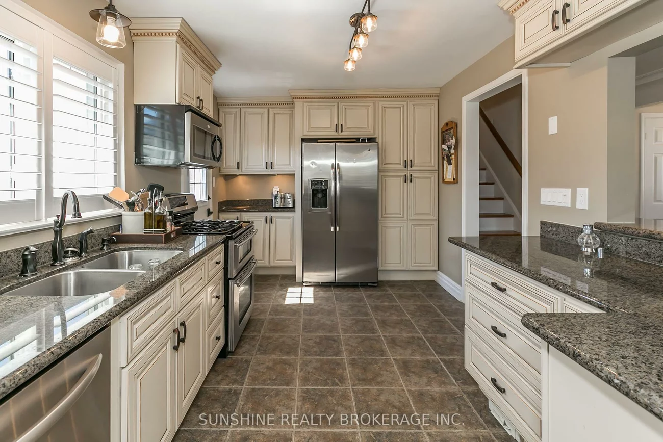 6, Laurentide, Aurora Heights, Aurora