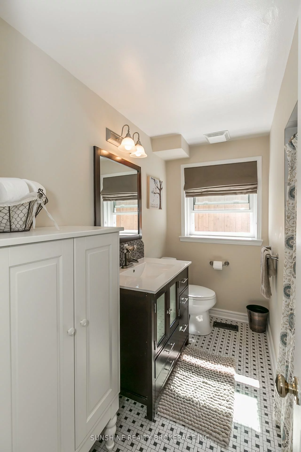6, Laurentide, Aurora Heights, Aurora