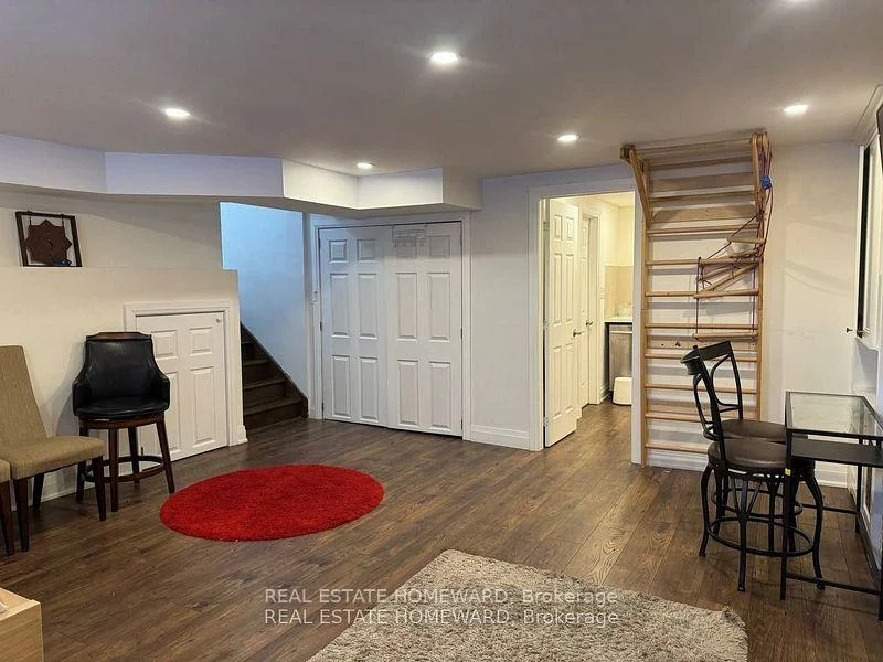 13, Devins, Aurora Heights, Aurora