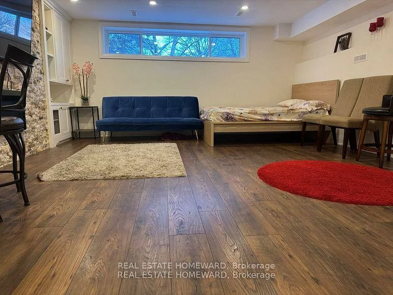13, Devins, Aurora Heights, Aurora