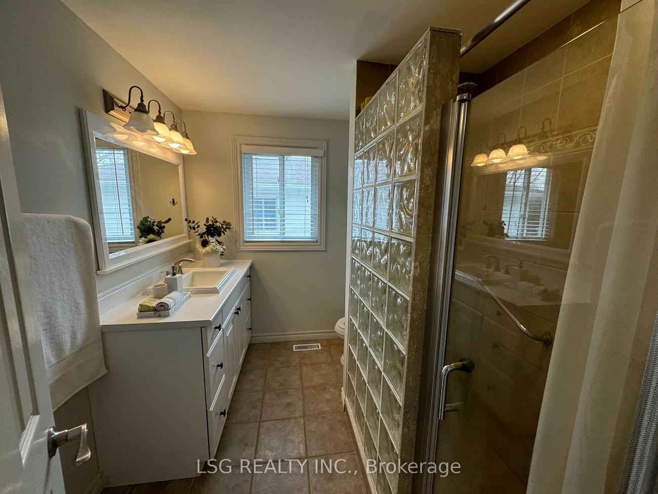 46, Devins, Aurora Heights, Aurora