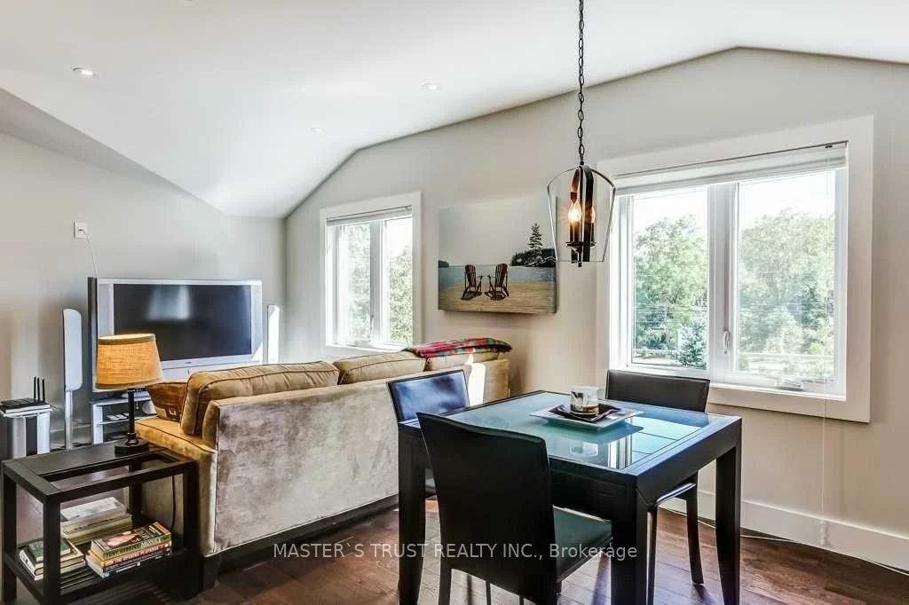 720B, Wellington, Aurora Heights, Aurora