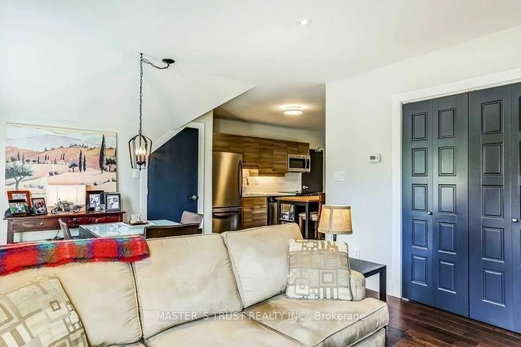 720B, Wellington, Aurora Heights, Aurora