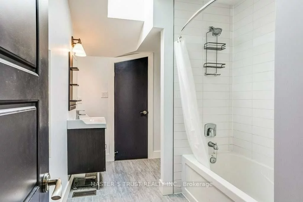 720B, Wellington, Aurora Heights, Aurora
