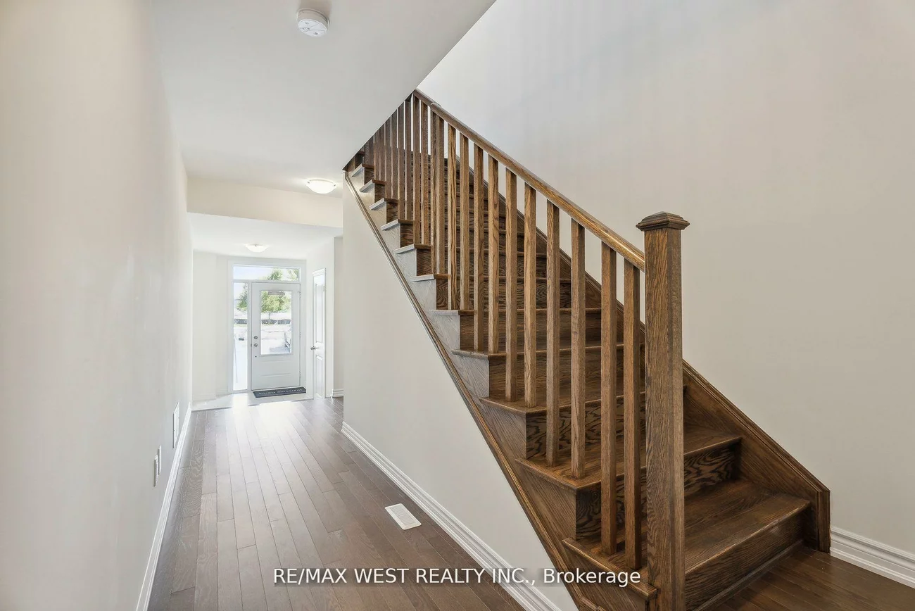 149, Blick, Bayview Wellington, Aurora